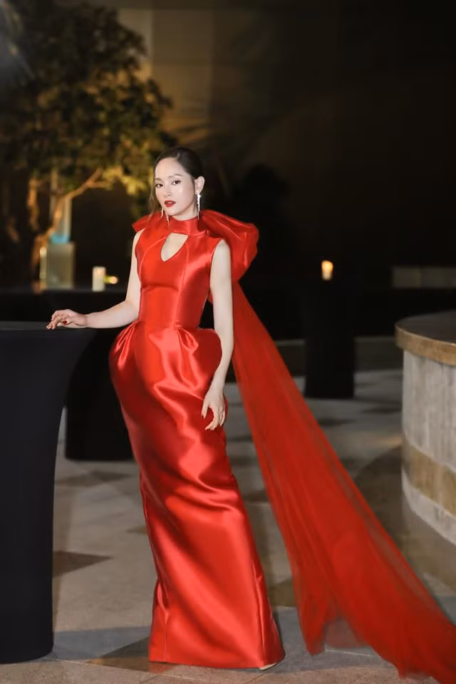 Nhờ chăm chỉ tập thể dục và ăn uống điều độ nên vóc dáng của Lan Phương luôn đạt số đo chuẩn, khiến bao cô gái ao ước. Ảnh: FBNV. Video "Bí quyết làm đẹp của sao Việt". Nguồn: VTC.