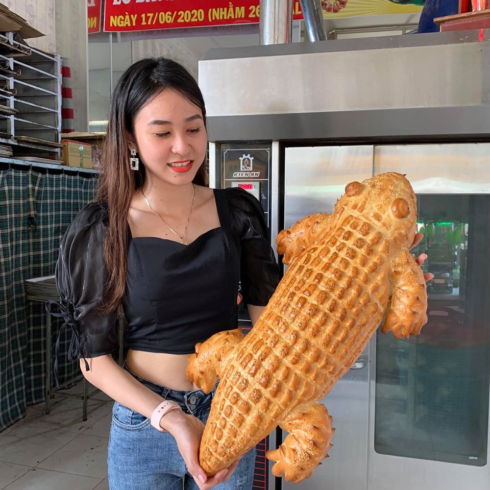 Chủ nhân của lò bánh mì có một không hai này là anh Thành Nguyễn cho biết, anh khá khá bất ngờ và vui mừng khi nhận được sự chú ý của cộng đồng mạng. Nhất là trong đó có những lời khen ngợi khiến anh cảm thấy thêm yêu thích công việc làm bánh hàng ngày của mình.