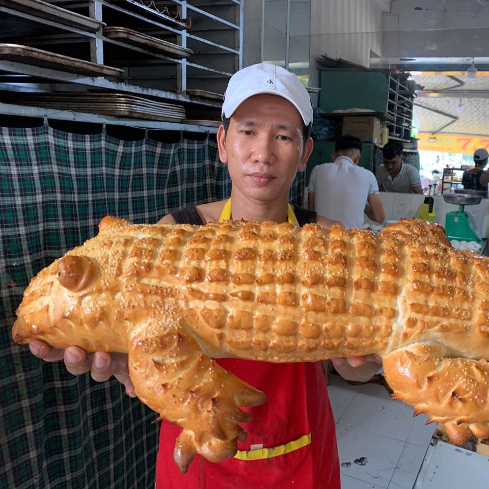 Đây là sáng tạo của cửa hàng “Lò bánh mì 7.7” ở Long Xuyên, An Giang. Tiệm bánh mì mới được khai trương gần đây và bánh mì cá sấu chính là “món tủ” gây tò mò với thực khách.