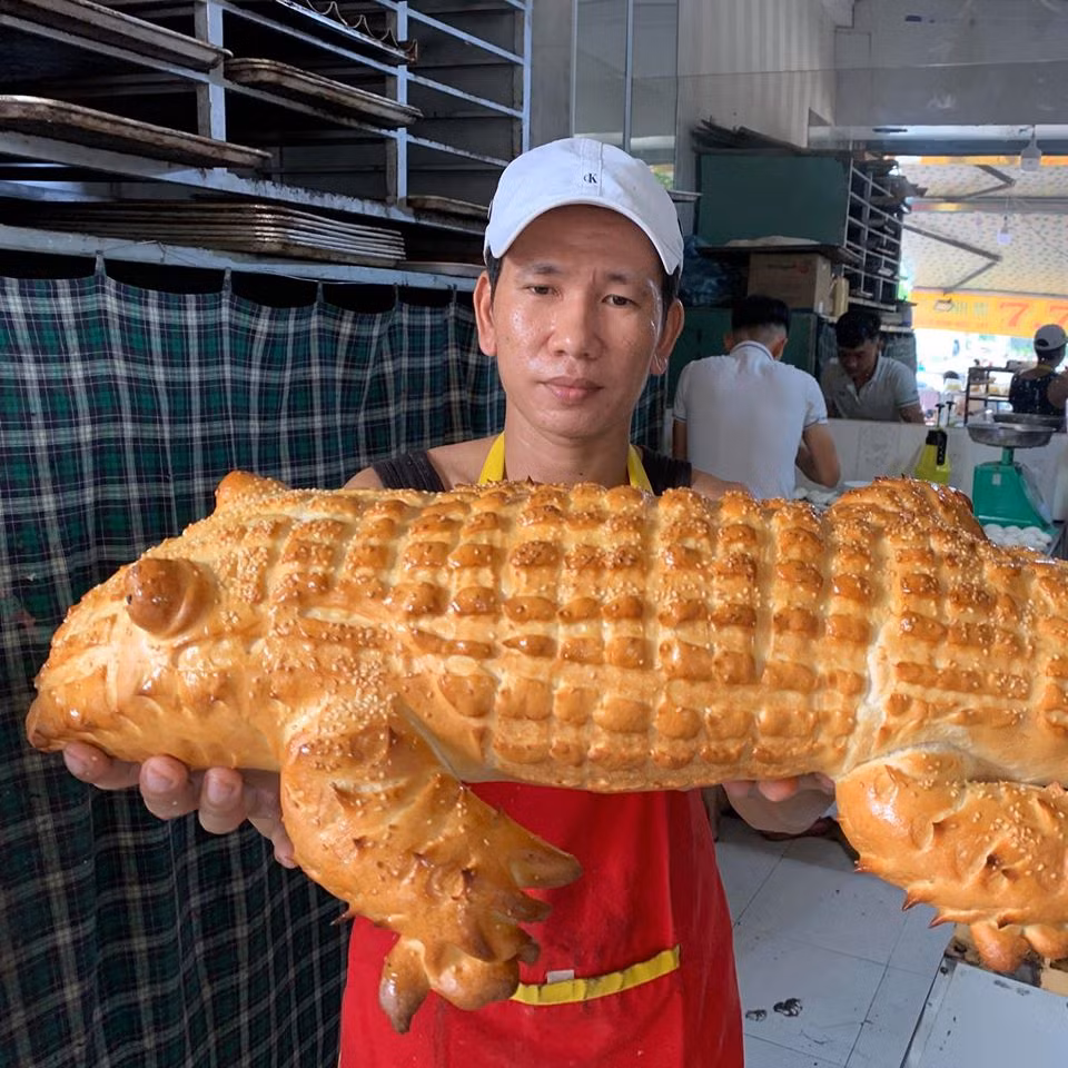 Đây là sáng tạo của cửa hàng “Lò bánh mì 7.7” ở Long Xuyên, An Giang. Tiệm bánh mì mới được khai trương gần đây và bánh mì cá sấu chính là “món tủ” gây tò mò với thực khách.