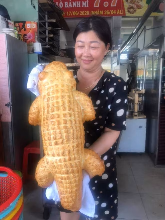 Mỗi ổ bánh mì ngọt hình cá sấu nặng khoảng 2kg, chiều dài 60-70cm, giá bán 50k/ổ. Mỗi ngày, tiệm bánh mì này làm được vài chục con, nướng ra đợt nào là bán hết đợt đó.