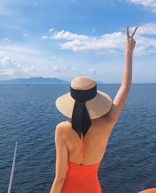 Tuy nhiên khi đi nghỉ dưỡng, Hà Tăng vẫn chuộng những trang phục gợi cảm tôn nét đẹp cơ thể vốn có.