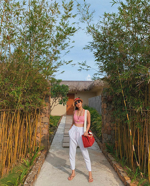 Áo croptop khoe eo thon phối cùng quần ống rộng tạo nét cá tính mà vẫn gợi cảm của "ngọc nữ".