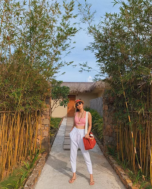 Áo croptop khoe eo thon phối cùng quần ống rộng tạo nét cá tính mà vẫn gợi cảm của "ngọc nữ".