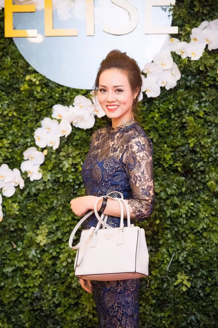 Diện bộ váy ren sang trọng, quý phái, Ngọc Hà khéo léo mix cùng chiếc túi Prada màu kem nhã nhặn. Ảnh: Internet. Video "Minh Hằng chia sẻ về phong cách thời trang". Nguồn: VTC.