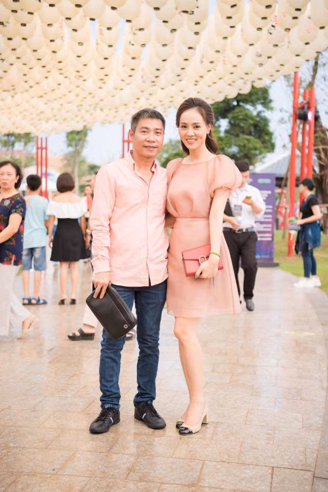 Ngọc Hà được nhiều người khen ngợi bởi lối ăn mặc thanh lịch, đơn giản nhưng vô cùng tôn dáng.