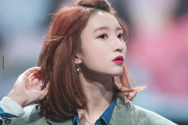 Cùng với việc ăn kiêng để có thân hình mảnh mai, vòng eo con kiến, nữ thần tượng 21 tuổi cũng chăm chút cho làn da bằng cách đắp mặt nạ mỗi tối trước khi đi ngủ, dùng kem chống nắng hàng ngày và hạn chế makeup khi không phải lên sân khấu. Ảnh: Internet. Video "Bí quyết làm đẹp của sao Việt". Nguồn: VTC.