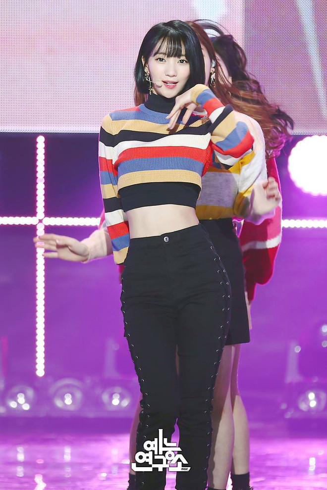 Cao chỉ nhỉnh hơn 1m60 chút xíu, nặng 49kg, yếu tố khiến thành viên nhóm nhạc Oh My Girl sinh năm 1997 ghi điểm trong mắt người hâm mộ không chỉ là gương mặt xinh xắn như nhân vật truyện tranh mà còn bởi vòng hai siêu nhỏ, từng được mệnh danh là nhỏ nhất làng nhạc K-pop.