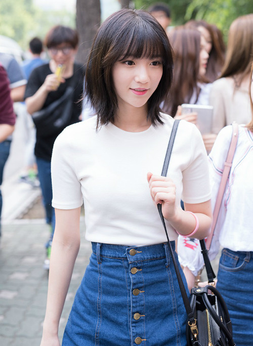 Dù bận rộn tới mấy thì Binnie cũng không quên chuyện uống nước trong ngày. Việc uống đủ 2 lít nước mỗi ngày giúp da dẻ Binnie mịn màng, hồng hào hơn, từ đó cũng giúp cơ thể trao đổi chất tốt nên vòng 2 không có chút mỡ dư thừa nào tồn đọng lại.