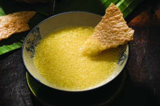 Chè kê (Huế): Ở Huế, chè kê là món ăn đặc trưng trong ngày Tết Đoan Ngọ, vào dịp này nhà nào cũng chuẩn chị. Những hạt kê tròn đầy sau khi được xay tróc vỏ được ngâm và đun sôi đến khi nở mềm, sền sệt, bỏ thêm đường và nước gừng sẽ cho ra nồi chè thơm phức với màu vàng kê rất hấp dẫn.