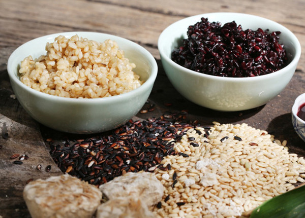 Rượu này chủ yếu là xôi còn nguyên hạt lên men. Người dân thường dùng các loại gạo nếp trắng hoặc nếp cẩm đồ thành xôi để nguội rồi rắc men, ủ trong ba ngày. Thúng xôi ủ được đặt trên một chiếc chậu, hứng lấy nước rượu để khi ăn, trộn với cái, tạo vị ngọt, cay rất dễ chịu. Người già, con trẻ đều có thể ăn loại rượu này.