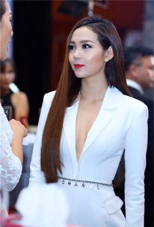 Mẫu vest trắng có chi tiết thắt eo độc đáo giúp cho Minh Hằng ghi trọn điểm ấn tượng và thời thượng đối với người hâm mộ.