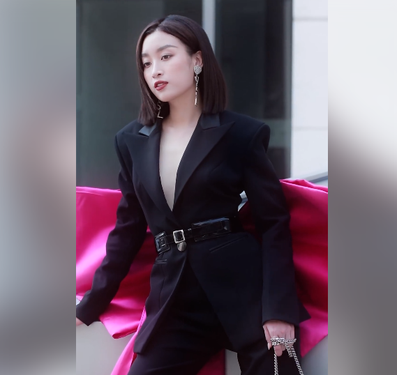 Mới đây, Hoa hậu Đỗ Mỹ Linh khoe bộ ảnh mới mặc suit không nội y cực gợi cảm khiến người hâm mộ “nhức mắt”.