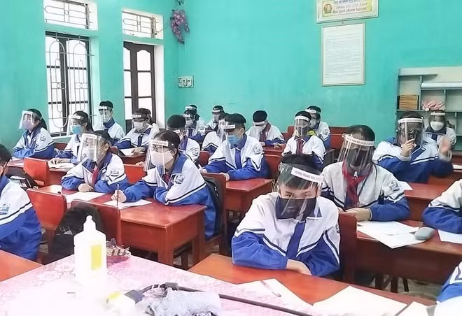 Hoc sinh deo kinh chong giot ban den lop: Khong can thiet, con hai mat-Hinh-2