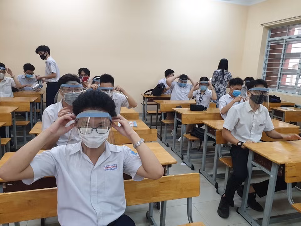 Hoc sinh deo kinh chong giot ban den lop: Khong can thiet, con hai mat