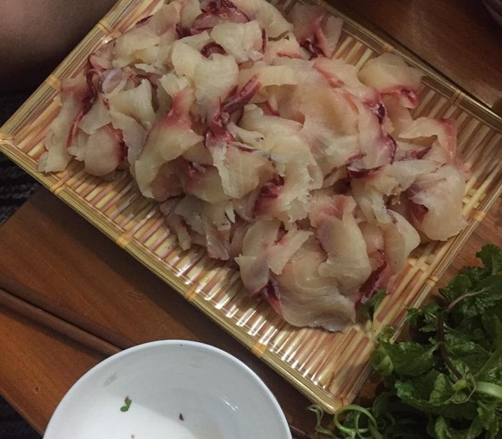 Đi rừng bắt được con cá ngon là tìm ngay bông hoa chuối chặt về để chuẩn bị làm món gỏi cá. Hoa chuối được thái sợi, ngâm trong nước có vắt vài quả chanh, thì sau lấy ra hoa chuối mới trắng đẹp. Ảnh: Internet.