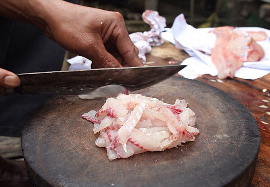 Cá sau khi bắt về phải được chế biến ngay để đảm bảo vị tươi ngon. Rửa sạch cá rồi lấy con dao mài thật sắc làm sạch cá, lọc lấy hai lườn thịt. Ảnh: Petrotimes.