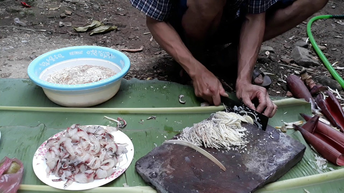 Đun chín nước măng chua, rồi gia giảm các gia vị còn lại cho đủ vị chua cay mặn ngọt. Mang hai miếng cá được bọc khô lúc đầu ra thái mỏng,cùng hoa chuối và nước trộn, thêm vài loại rau thơm trộn đều. bày ra đĩa. Vậy là đã xong món gỏi cá với hoa chuối.