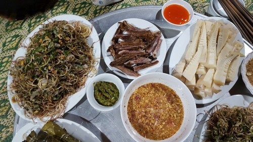 Người Thái có một bí quyết tạo nên hương vị đặc biệt của món gỏi cá đó chính là cách pha nước trộn gỏi. Thay vì dùng chanh pha chua ngọt như các món gỏi thông thường, bà con dùng nước măng chua để làm nước trộn. Nước măng chua được lấy từ trong hũ măng được ngâm cả năm, thơm mùi măng. Dùng để nấu các món canh chua, trộn gỏi đều rất ngon...