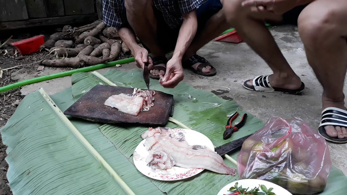 Ở một số vùng người Thái, họ không thích ăn món gỏi cá với hoa chuối mà họ đem trộn với cây chuối non. Về cơ bản thì hai món gỏi này có cách chế biến và hương vị gần giống nhau. Chặt lấy thân cây chuối non, bóc mấy lớp bẹ già bên ngoài,chỉ để lại phần lõi chuối nõn nà, trắng trắng, mềm mềm. Cũng thái nhỏ rồi ngâm vào nước muối cho bớt chát, bớt nhựa. Ảnh: Youtube.