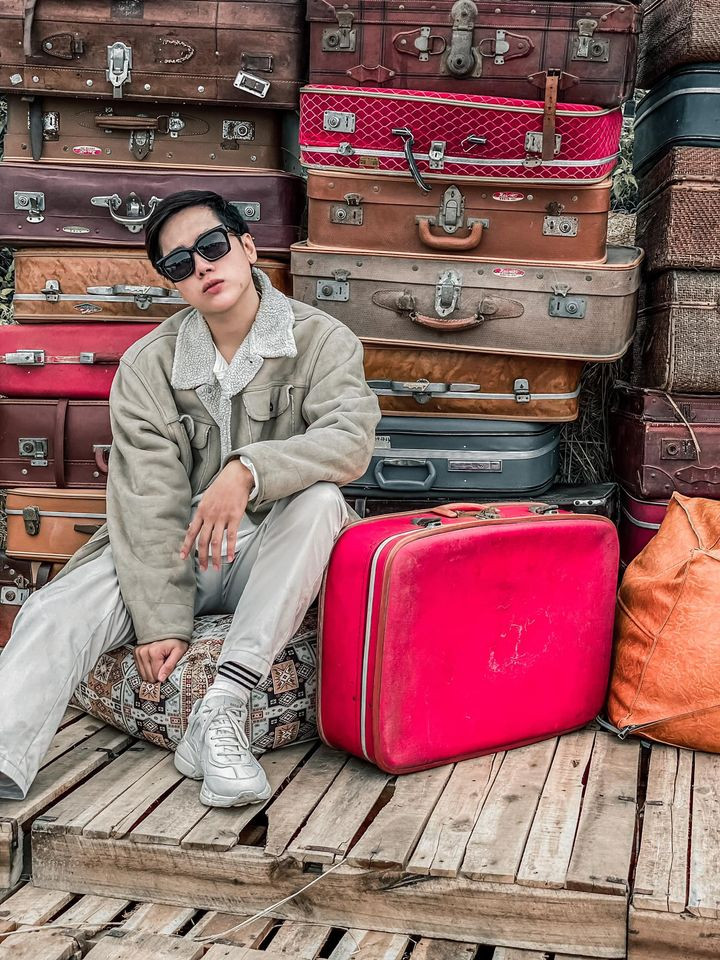 Anh chàng ăn mặc hầm hố phối với cặp kính "chất ngầu" trông khá ấn tượng. Ảnh: FBNV.