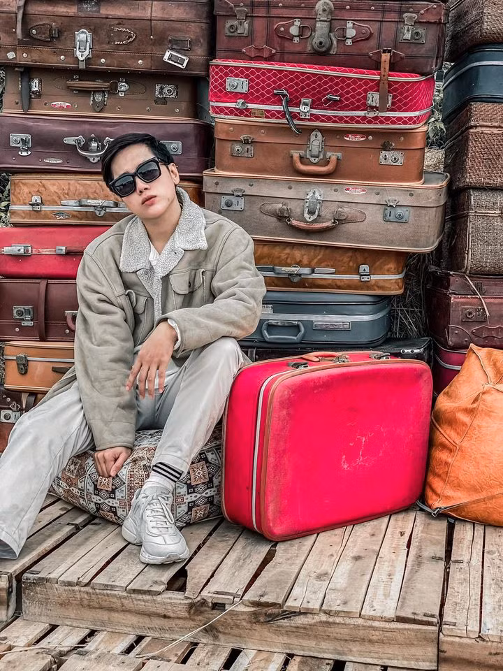 Anh chàng ăn mặc hầm hố phối với cặp kính "chất ngầu" trông khá ấn tượng. Ảnh: FBNV.