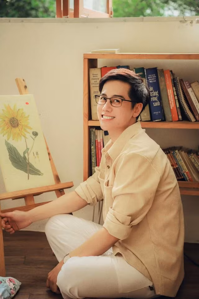 Cách ăn mặc giản dị và nụ cười thân thiện của Phạm Vũ Thịnh khiến nhiều người yêu mến.