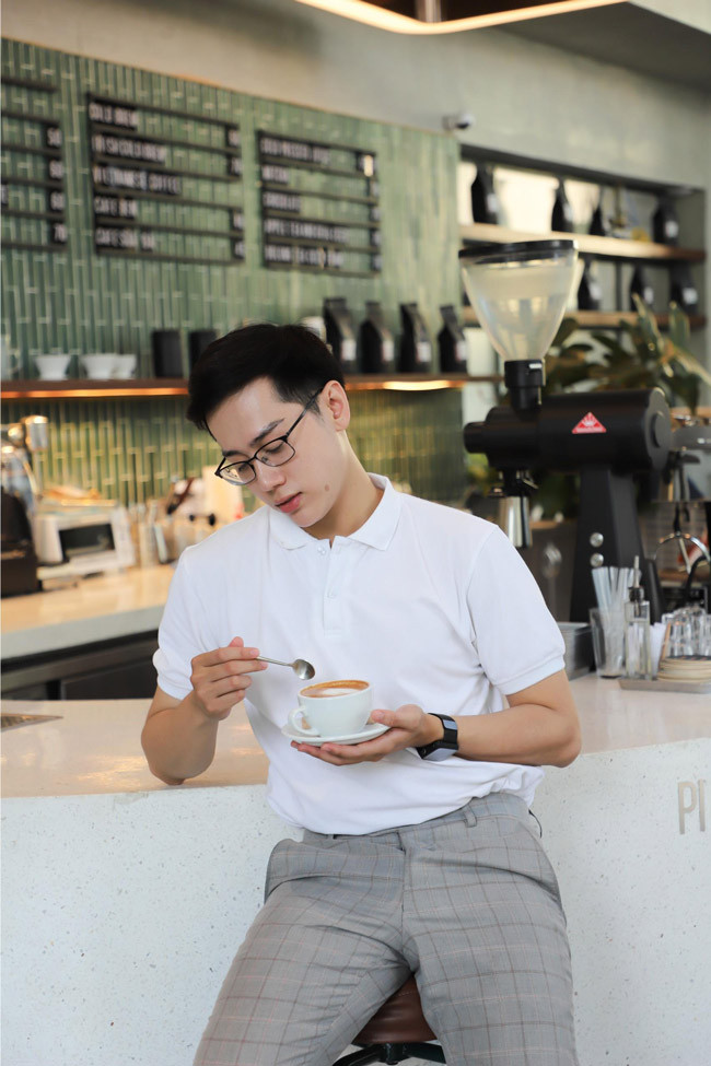 Hay chỉ cần diện chiếc áo phông trắng phối cùng quần âu kẻ thôi cũng đủ khiến Vũ Thịnh trông cực bảnh bao.