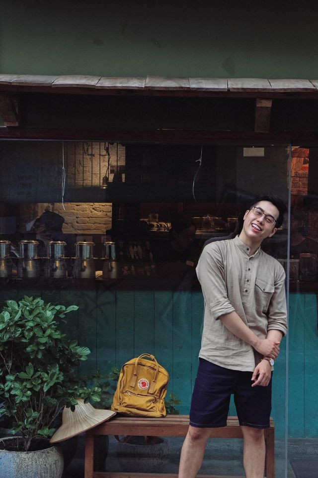 Áo sơ mi và quần short là những items thường thấy trong các chuyến du lịch của chàng trai trẻ.