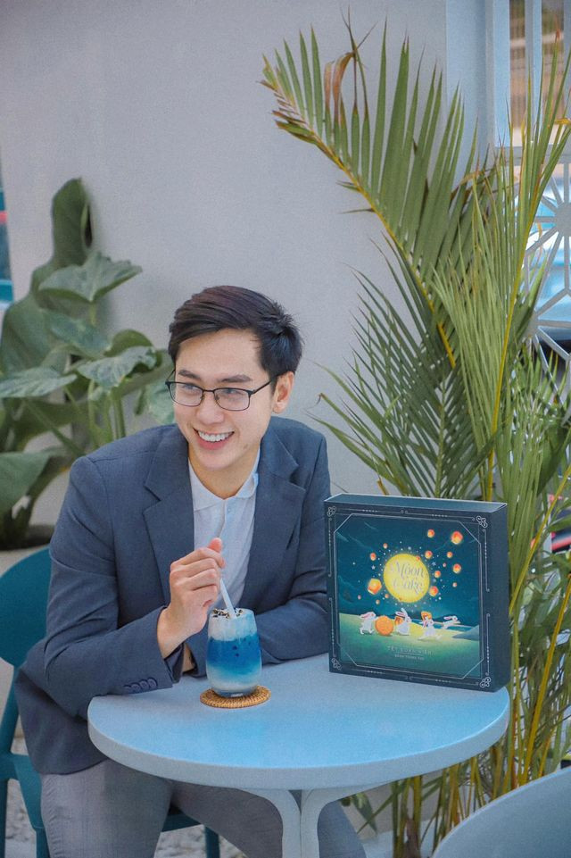 Chọn những trang phục đơn giản nhưng chỉnh chu giúp hình ảnh của cựu tiếp viên hàng không luôn thu hút người đối diện.