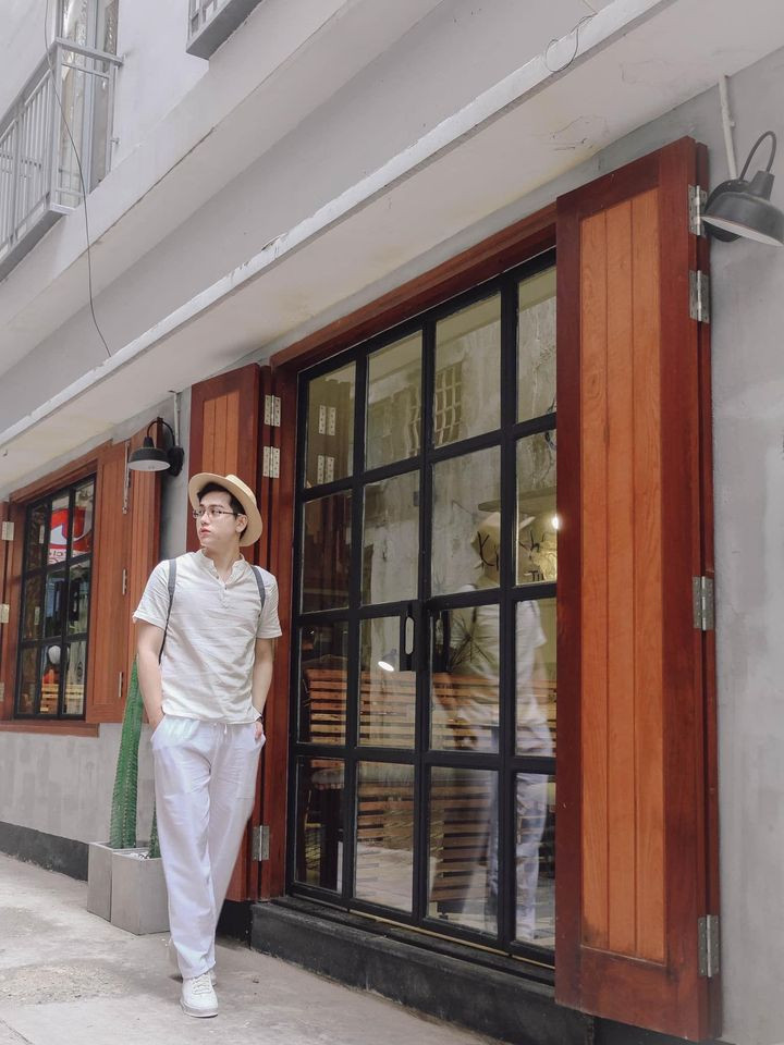 Phạm Vũ Thịnh diện cả "cây" đồ trắng đơn giản mà nổi bật.