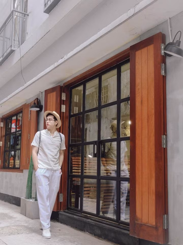 Phạm Vũ Thịnh diện cả "cây" đồ trắng đơn giản mà nổi bật.