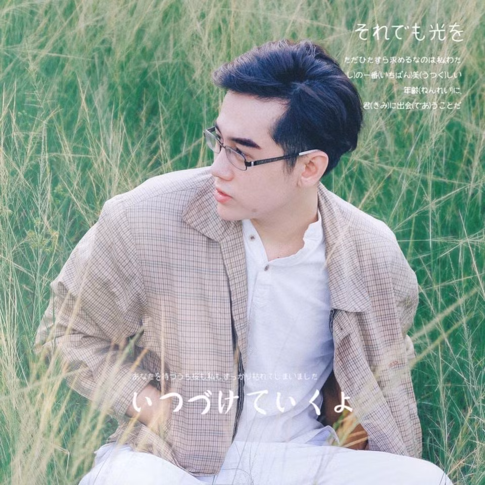 Anh chàng sinh năm 1992 này có phong cách ăn mặc lịch lãm pha chút cổ điển.