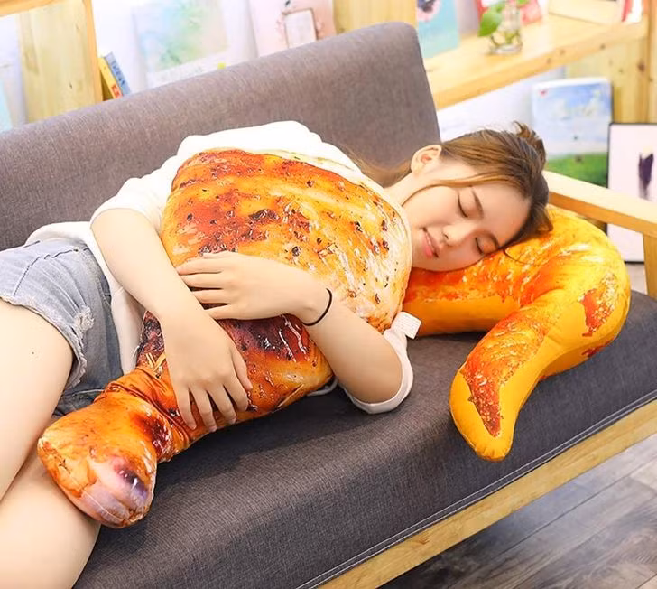  Chiếc gối hình đồ ăn này mô phỏng một chiếc chân gà rán và phải nói rằng nó trông khá giống thật.