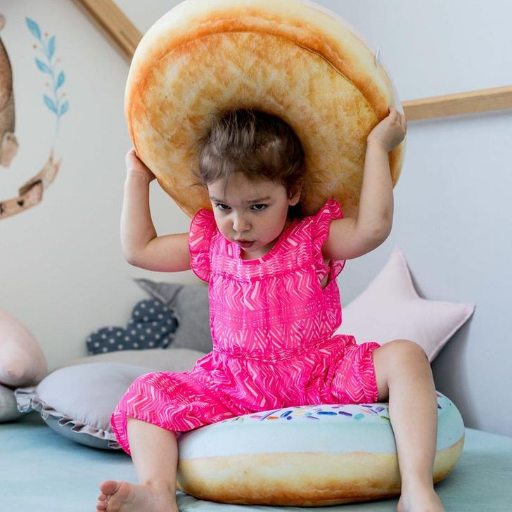 Chiếc gối hình bánh rán vòng có thể trở thành món quà hoàn hảo cho những bé gái.