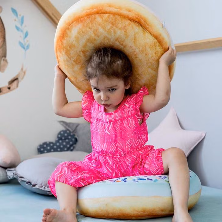 Chiếc gối hình bánh rán vòng có thể trở thành món quà hoàn hảo cho những bé gái.