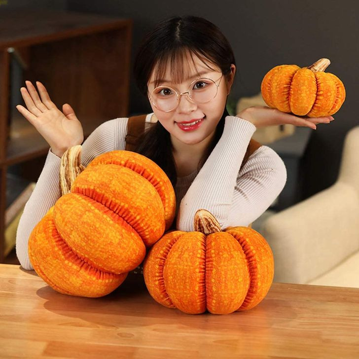 Những chiếc gối bí ngô này cũng có thể là một vật trang trí Halloween đẹp mắt.