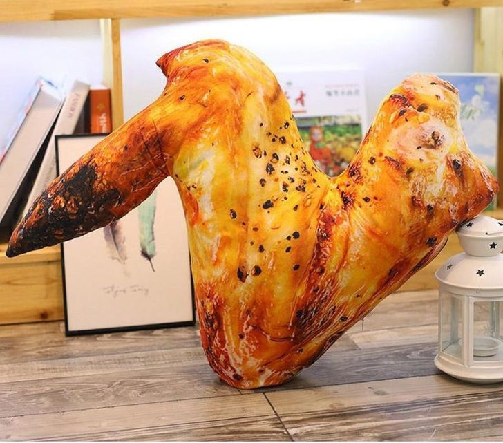 Nếu bạn là tín đồ của món cánh gà rán, chiếc gối này sẽ khiến bạn chảy nước miếng.