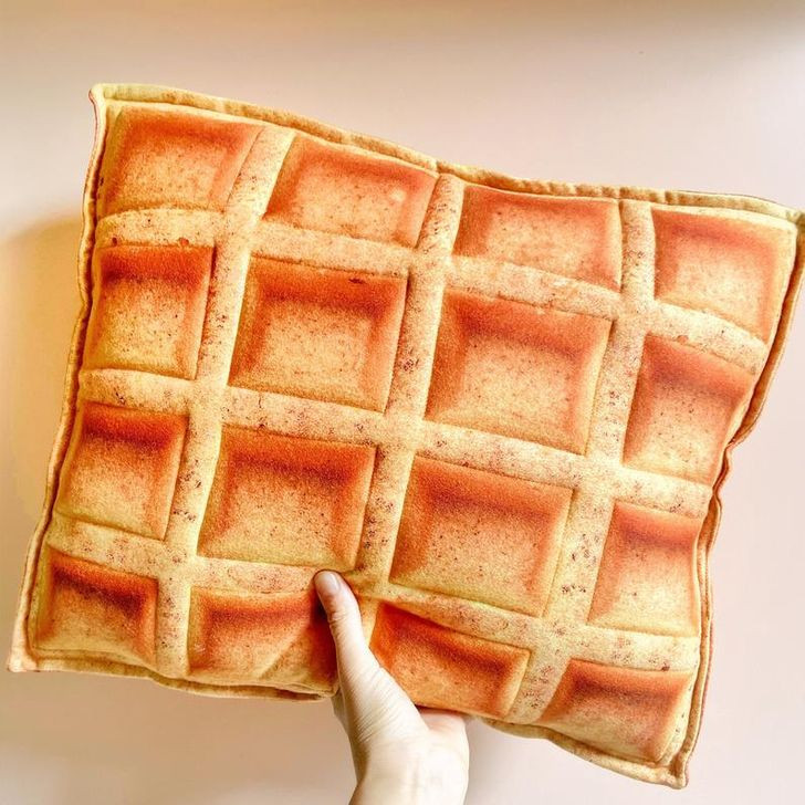 Chiếc gối này có khiến bạn nhớ tới món bánh karo? Ảnh: Internet.