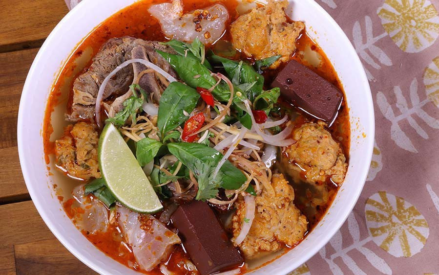 Bún Bò Huế: Mặc dù có tên gọi là bún bò, nhưng nước dùng của món ăn này thường được ninh từ xương heo và cũng dùng khá nhiều thịt lợn. Ngoài bún và thịt, còn có thêm các thành phần khác trong tô bún như sả, mắm tôm, và nước cốt chanh làm tăng hương vị. Mặc dù Bún bò Huế có trên khắp Việt Nam, nhưng chỗ ăn ngon nhất chính là ở Huế, quê hương của món ăn này.
