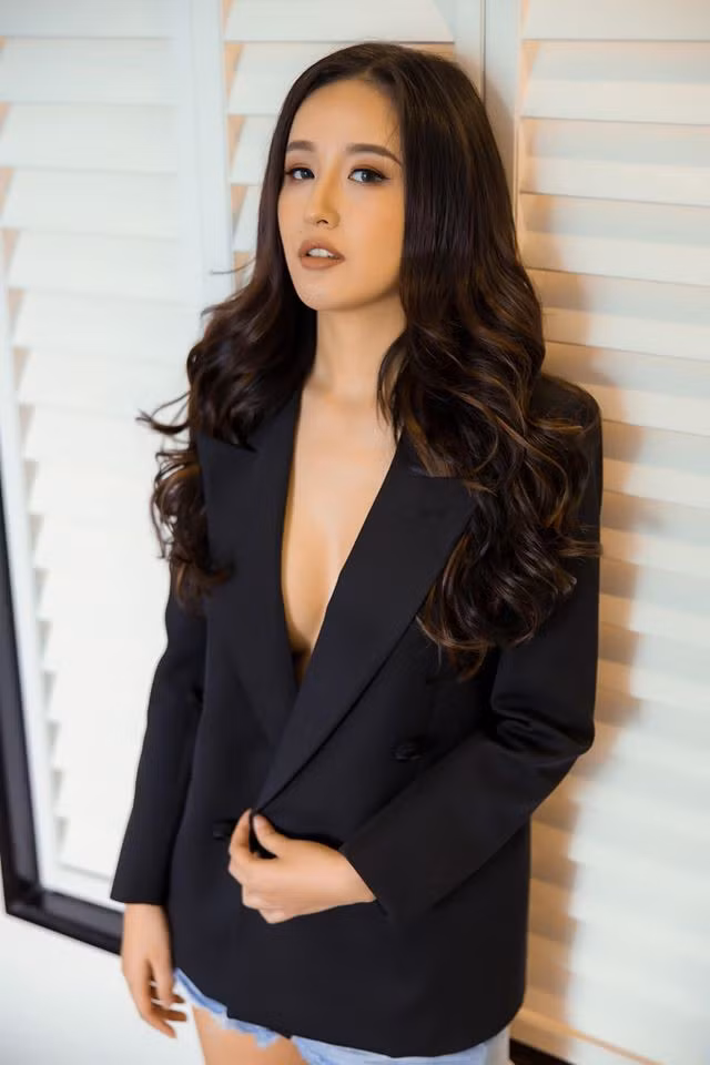 Mai Phương Thuý từng gây tranh cãi khi diện áo vest không nội y phối với quần short jean. Ảnh: FBNV. Mời độc giả theo dõi video "Minh Hằng chia sẻ về phong cách thời trang". Nguồn: VTC.