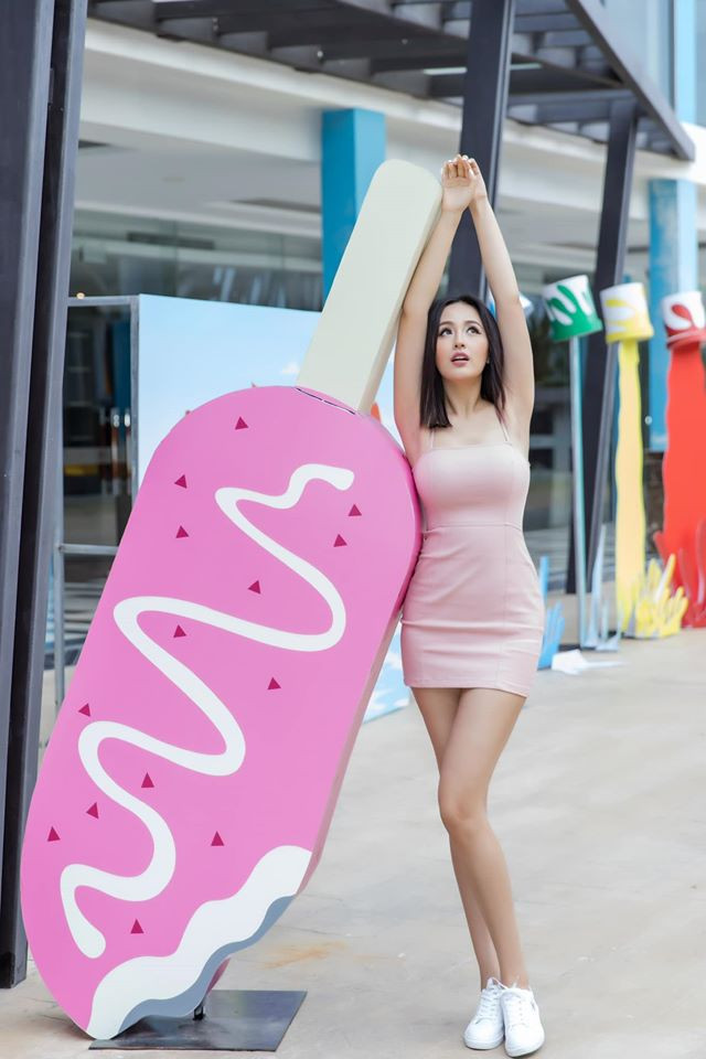 Người đẹp gốc Hà thành diện chiếc đầm ôm sát cực ngắn khoe đôi chân thon dài và gợi cảm.