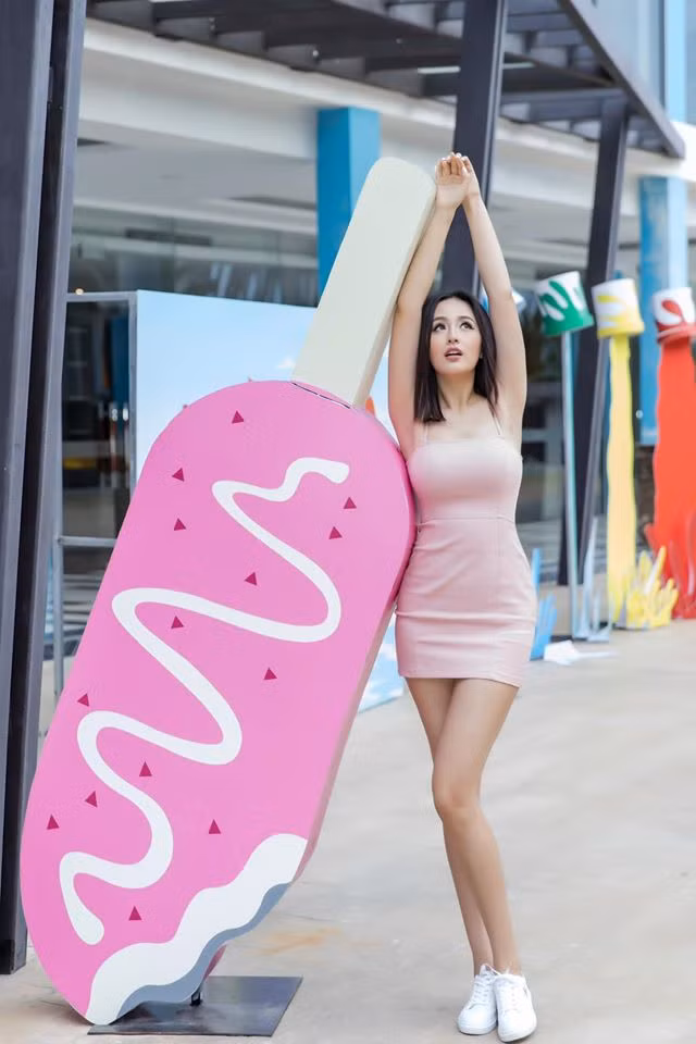 Người đẹp gốc Hà thành diện chiếc đầm ôm sát cực ngắn khoe đôi chân thon dài và gợi cảm.