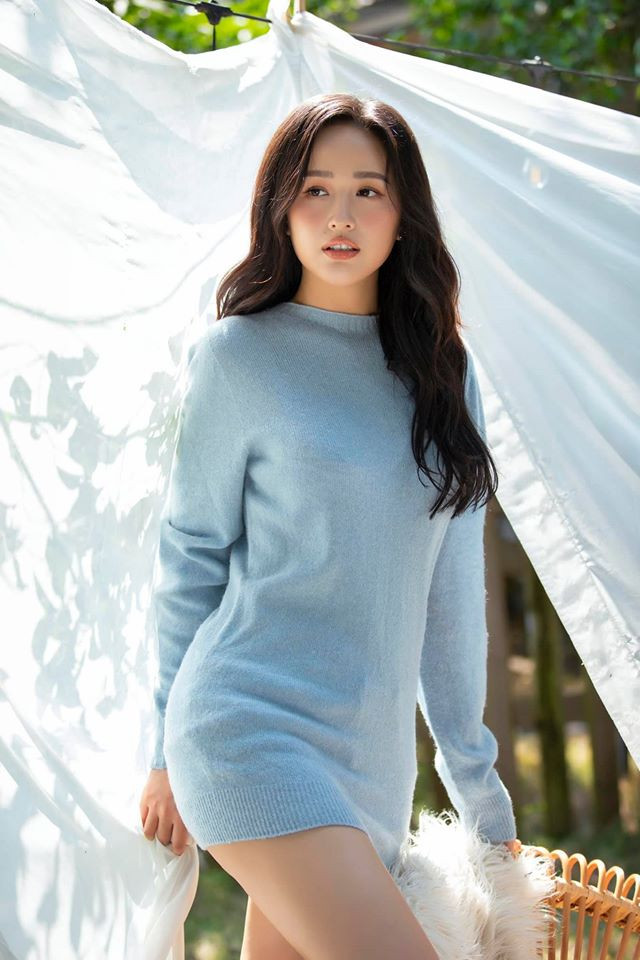 Chiếc đầm len mỏng dáng rộng tôn lên đôi chân dài miên man của hoa hậu sinh năm 1988.