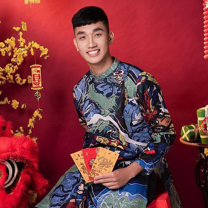 Ngày Tết, chàng hot boy của đội tuyển Việt Nam là Nguyễn Trọng Đại cũng khoe ảnh diện áo dài cách tân cực đẹp.