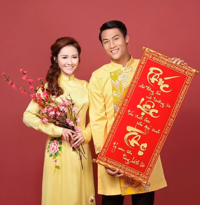 Trong chiếc áo dài vàng cùng quần màu đen, Mạc Hồng Quân khoe sự rạng ngời cực sang của mình.