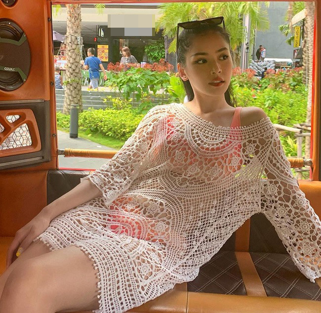 Chi Pu mới đây cũng đã gia nhập hội chị em mặc áo tắm sành điệu cùng áo lưới.