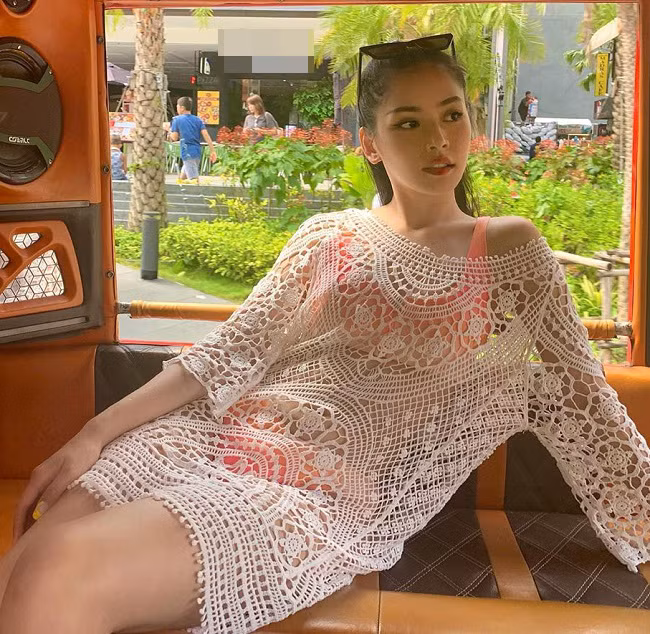 Chi Pu mới đây cũng đã gia nhập hội chị em mặc áo tắm sành điệu cùng áo lưới.