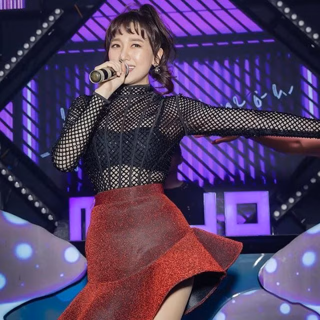 Theo đuổi phong cách đáng yêu nên Hari Won không được đánh giá cao khi diện mốt đồ lưới.