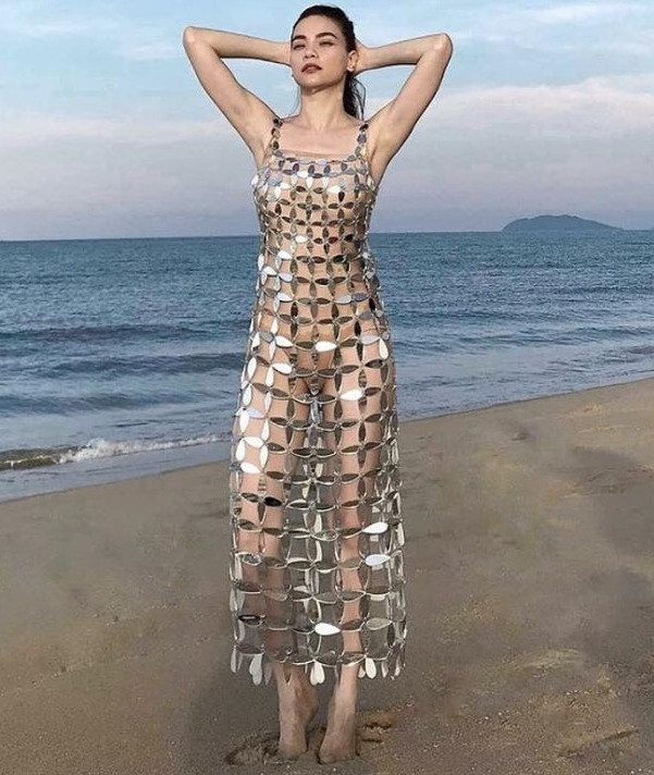 Diện váy lưới với lớp lót quá mỏng màu da, Hồ Ngọc Hà khiến nhiều người cho rằng không mặc gì ở trong, gây phản cảm.